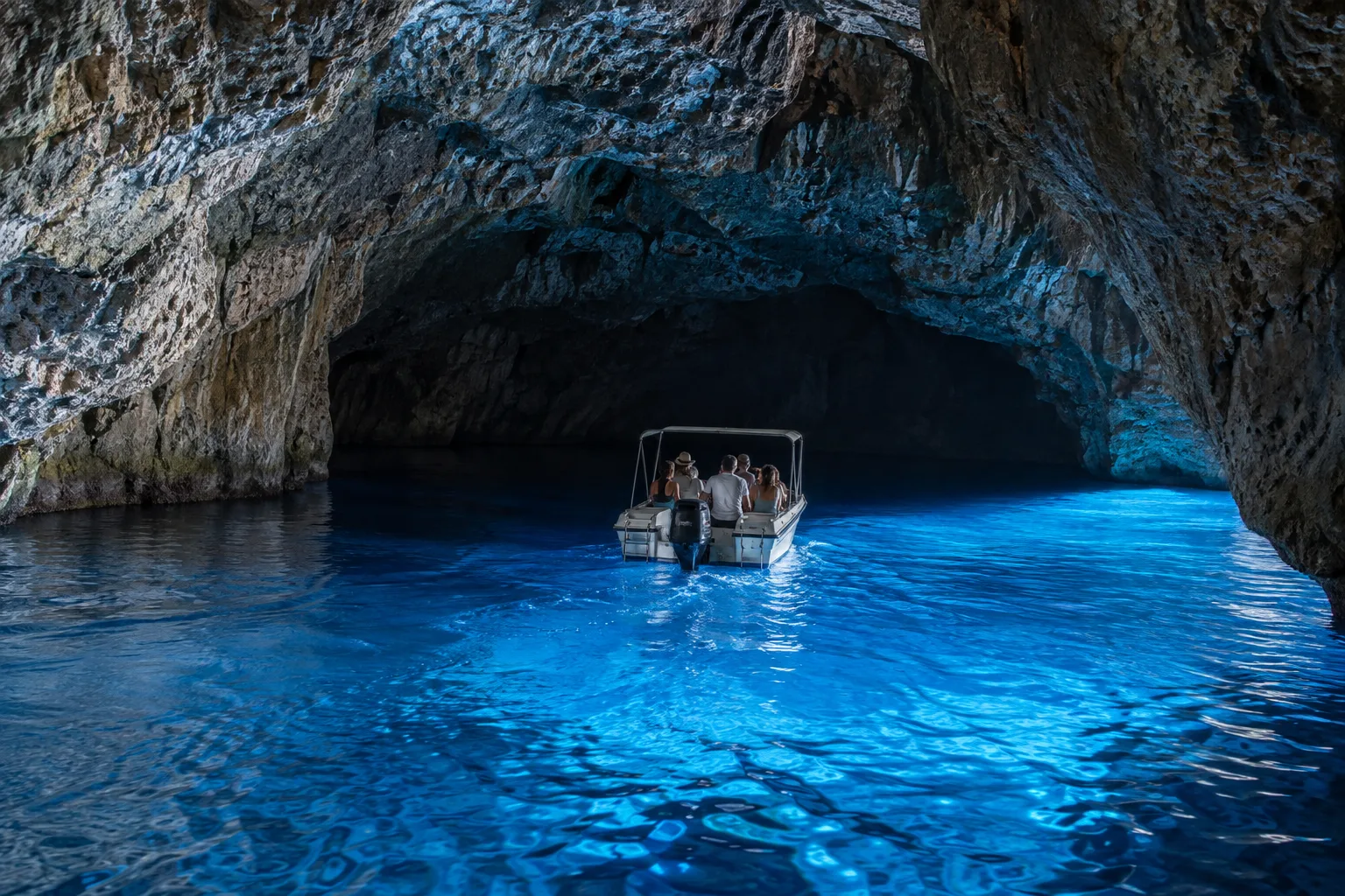 Excursión en lancha a la Cova Blava en el Parque Nacional de Cabrera, Mallorca